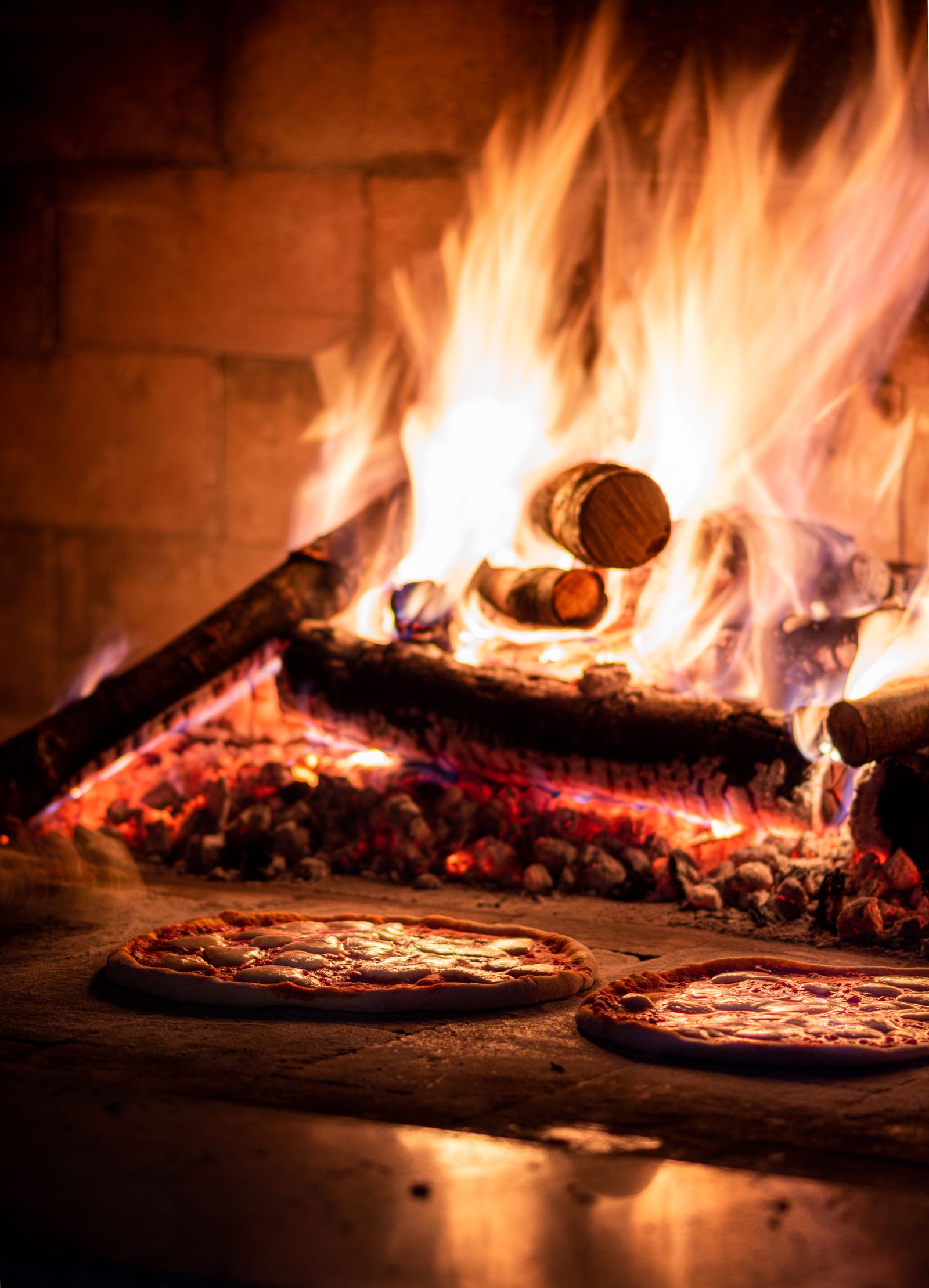 Pizza a la leña recién horneada en nuestro horno de barro